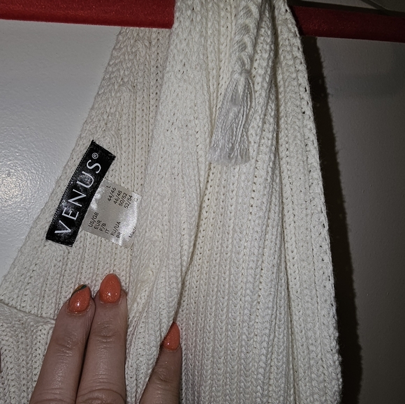 Venus, beautiful cold shoulder sweater - Picture 2 of 4